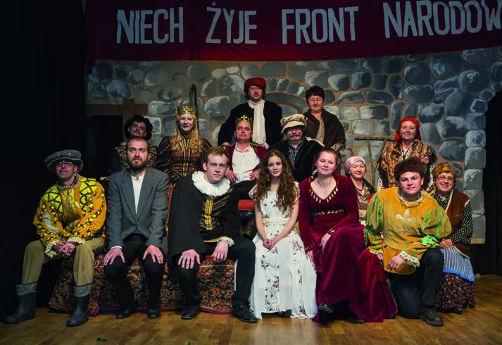 Zespół na scenie w spektaklu Przedstawienie Hamleta we wsi Głucha Dolna