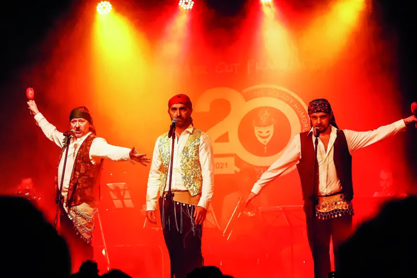 Aktorzy na scenie podczas koncertu na 20-lecie teatru
